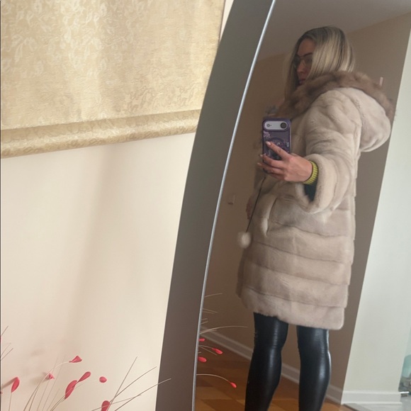 Luxurious Cream mink Fur Coat with Hood - Picture 7 of 7